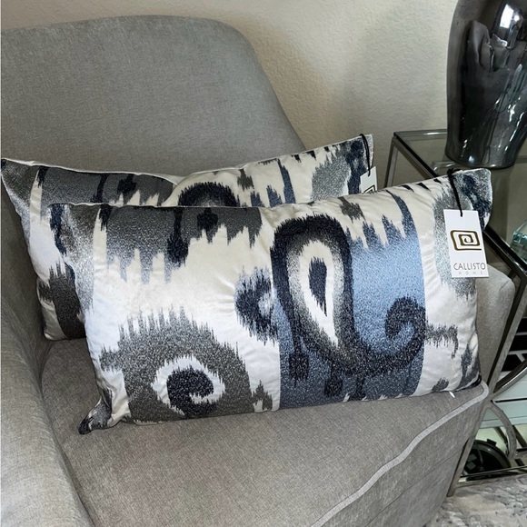 1-NWT CALLISTO HOME IKAT DESIGN DECORATIVE PILLOW
